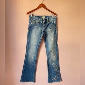 Allen B Vintage Embroidered low waist stretch flare jeans. Size 29